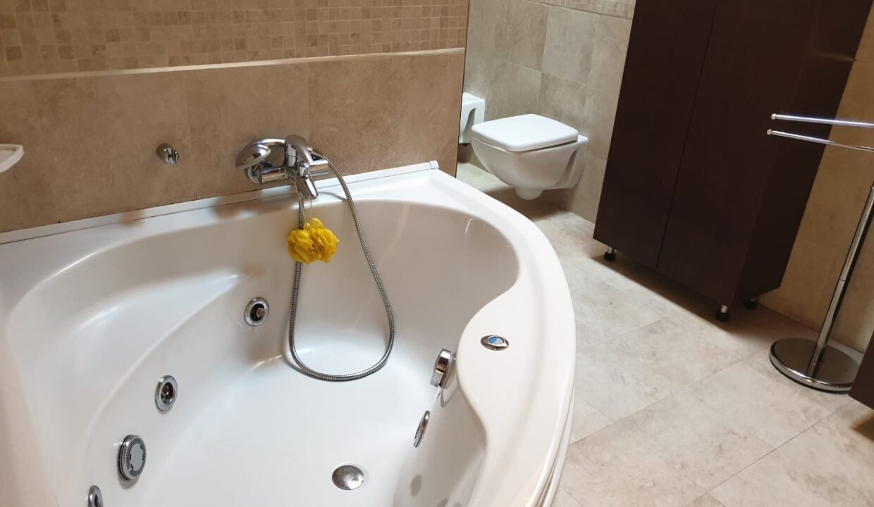 bagno principale con vasca idromassaggio immobiliare capista - Copia