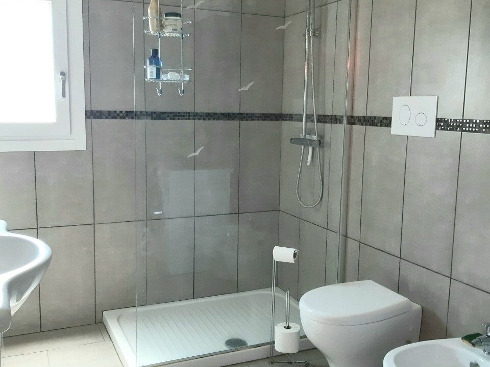 bagno principale immobilare capista con piatto doccia e sanitari sospesi immobiliare capista villa singola c.da gagliarda