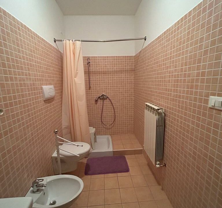 BAGNO CON DOCCIA VIA CIVILTA DEL LAVORO IMMOBILIARE CAPISTA