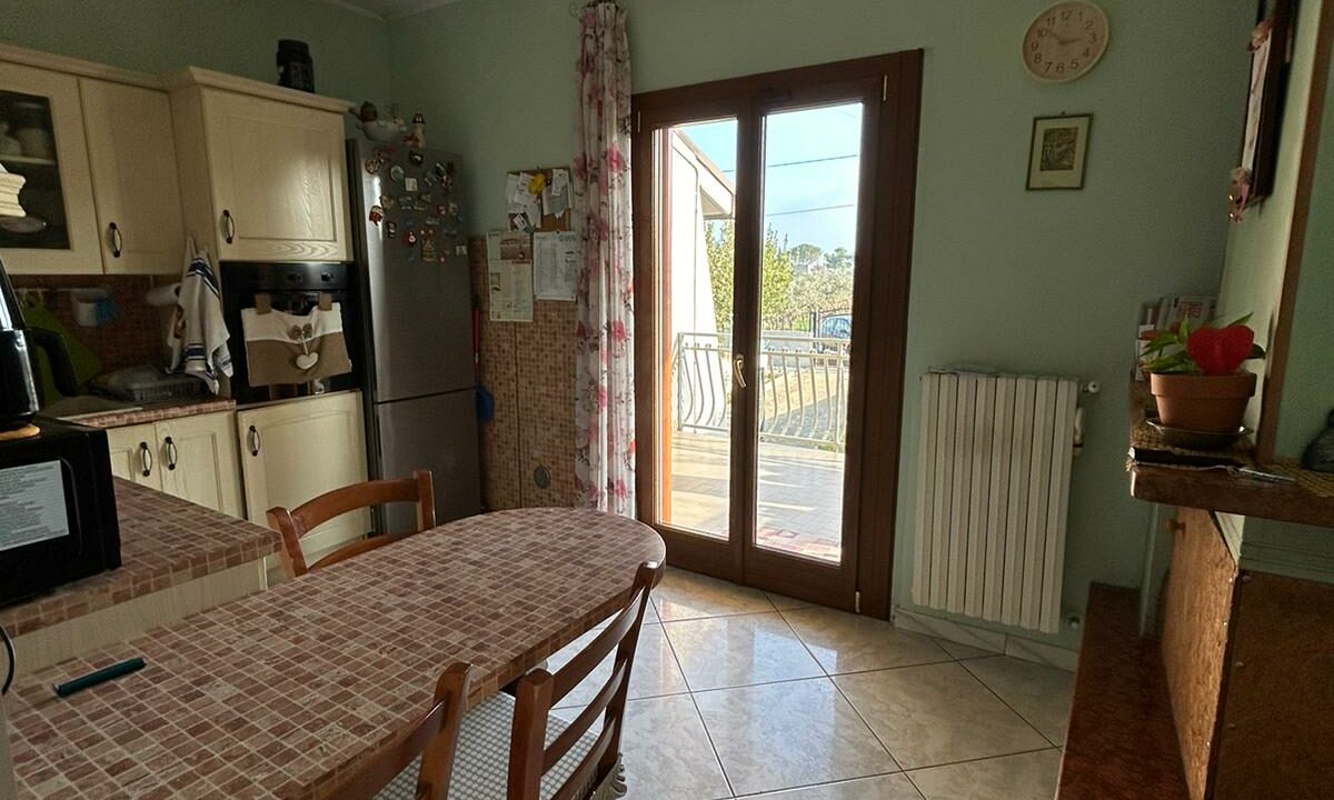 CUCINA CON CAMINO VILLA C.DA CASONE IMMOBILIARE CAPISTA